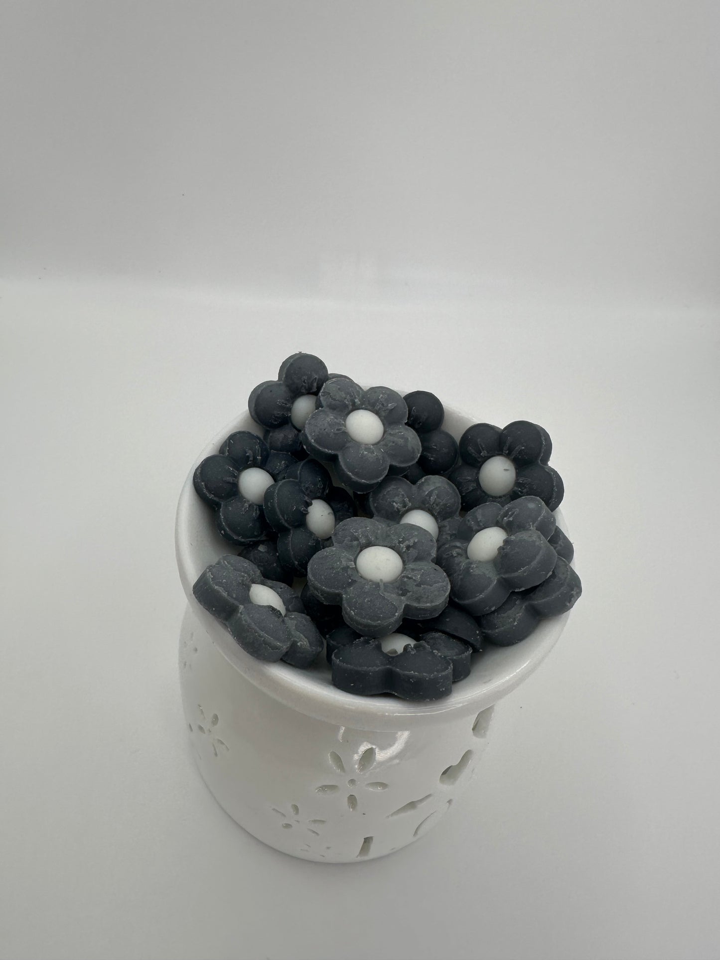 Orquídea negra y lirio balcánico